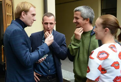 Андрей Бурковский, Игорь Верник, Константин Богомолов и Дарья Мороз в МХТ имени Чехова. 2 сентября 2015 г. Андрей Бурковский, Игорь Верник, Константин Богомолов и Дарья Мороз в МХТ имени Чехова. 2 сентября 2015 г.