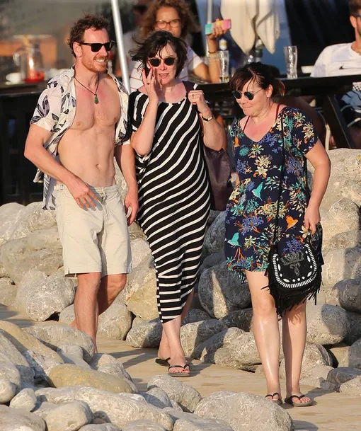 Майкл Фассбендер с родственницами на предсвадебной вечеринке Майкл Фассбендер с родственницами на предсвадебной вечеринке