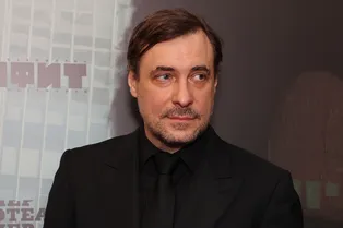 Заболевший Евгений Цыганов в медицинской маске появился на премьере сериала «Минута тишины» Заболевший Евгений Цыганов в медицинской маске появился на премьере сериала «Минута тишины»