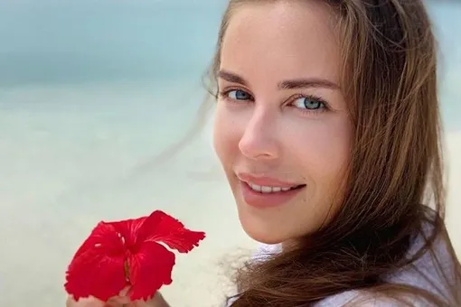 Звезда «Уральских пельменей» игриво повиляла бедрами на Мальдивах Звезда «Уральских пельменей» игриво повиляла бедрами на Мальдивах
