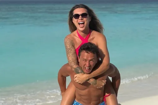 «Раз в году мы отдыхаем на Мальдивах»: Илья Соболев показал пляжные фото и видео с женой