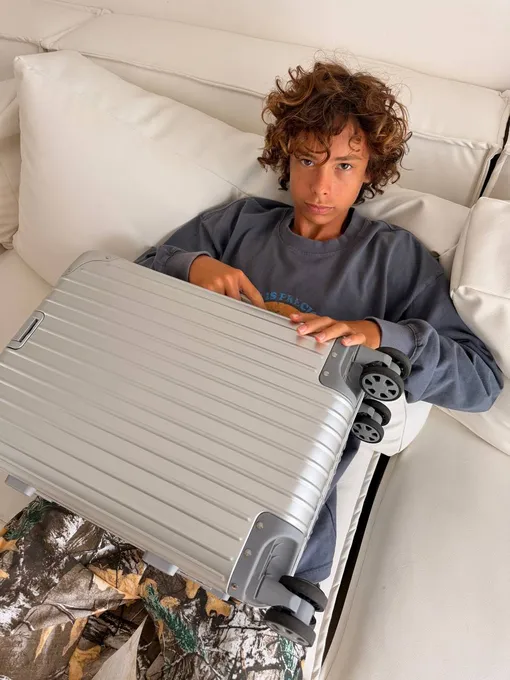 Сэм впервые полетел на самолете один