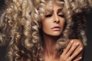 Обнаженная Екатерина Варнава в пышном парике вызвала восторг поклонников