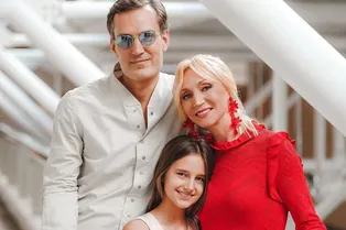 Кристина Орбакайте в платье с рукавами-крыльями вышла в свет с мужем и дочерью Кристина Орбакайте в платье с рукавами-крыльями вышла в свет с мужем и дочерью