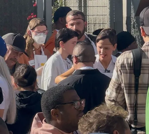 К Бену Аффлеку и Дженнифер Гарнер присоединились трое детей К Бену Аффлеку и Дженнифер Гарнер присоединились трое детей