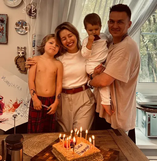 Регина Тодоренко и Влад Топалов с сыновьями