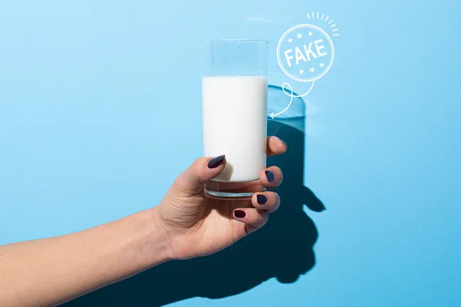Как распознать поддельное молоко дома и как его проверяют в лабораториях: 5 самых важных параметров и советы эксперта