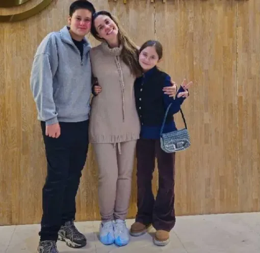 Агату Муцениеце на выписке из роддома встретили сын Тимофей и дочь Мия