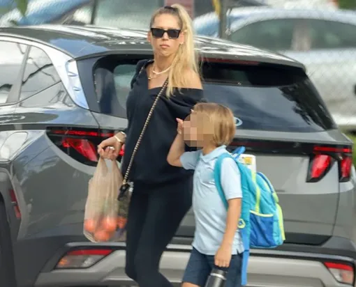 Анна Курникова отвела сына в школу