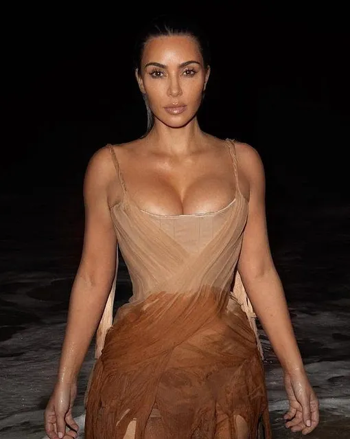 Ким Кардашьян вышла из воды в винтажном платье