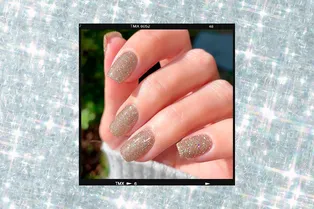 Просто блеск! 16 идей сверкающего маникюра с глиттером для встречи Нового года Просто блеск! 16 идей сверкающего маникюра с глиттером для встречи Нового года