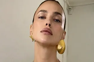 Ирина Шейк в лаковом плаще и капроновых леггинсах снялась, обнимая дерево Ирина Шейк в лаковом плаще и капроновых леггинсах снялась, обнимая дерево