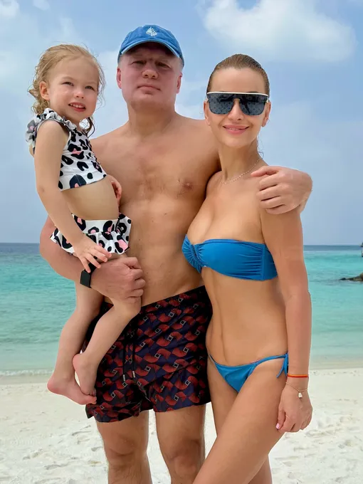 Ольга Орлова с мужем и дочерью на Мальдивах