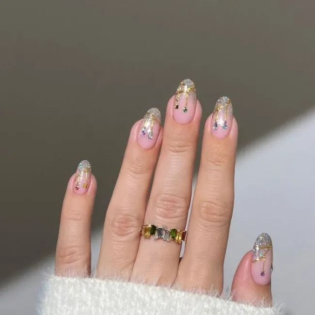Морозные идеи зимнего дизайна ногтей: каким будет модный маникюр на декабрь 2023 года