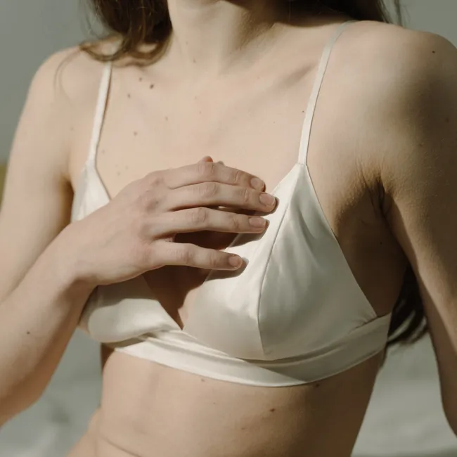 Что творится с грудными имплантами во время беременности: история изменений в фотографиях