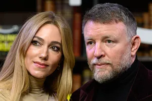 Гай Ричи показал редкие фото с молодой женой в бикини и младшим сыном на турецком курорте Гай Ричи показал редкие фото с молодой женой в бикини и младшим сыном на турецком курорте