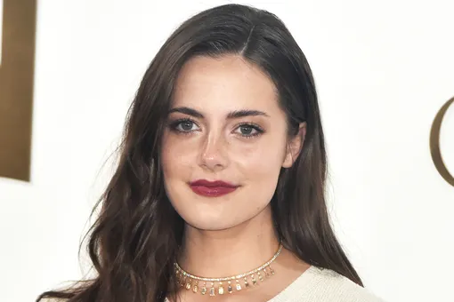 Застенчивая версия Кейт Миддлтон: звезда сериала «Корона» Мэг Беллами вышла в свет в облегающем белом платье Застенчивая версия Кейт Миддлтон: звезда сериала «Корона» Мэг Беллами вышла в свет в облегающем белом платье