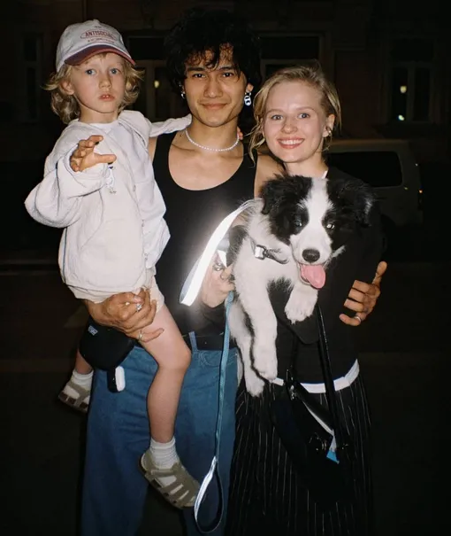 Семья в сборе: Саша Бортич с Давидом Сократяном, сыном Александром и собакой Семья в сборе: Саша Бортич с Давидом Сократяном, сыном Александром и собакой