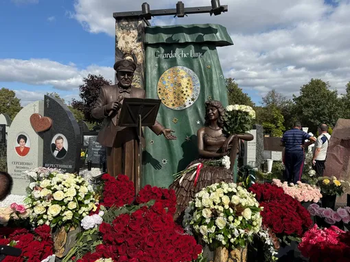 Филипп Киркоров установил на могиле родителей памятник Филипп Киркоров установил на могиле родителей памятник