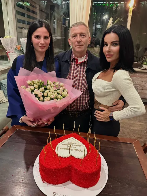 Юлия Волкова с дочерью и папой Юлия Волкова с дочерью и папой