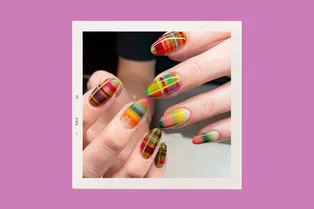 Без крючка и спиц: 5 идей маникюра, вдохновленного свитером в полоску