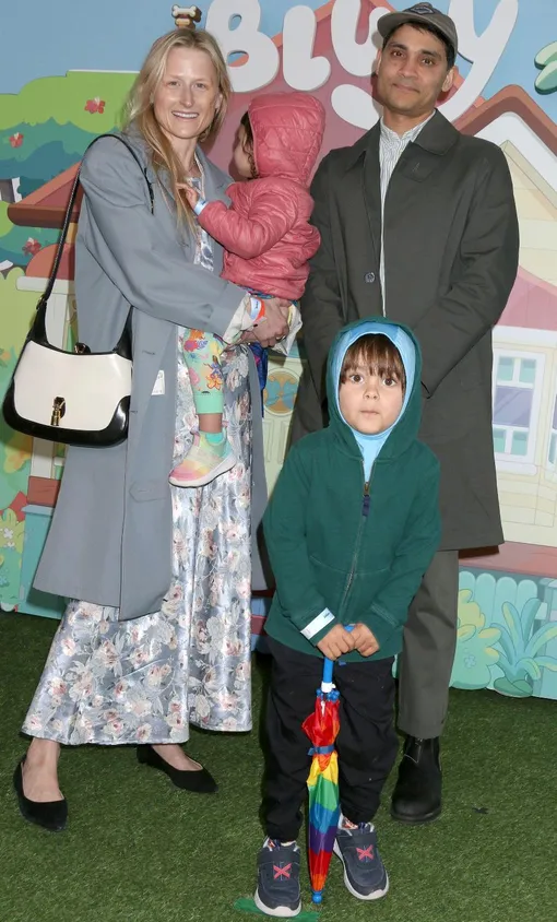 Мэми Гаммер и Мехар Сетхи с детьми