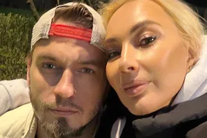 Лера Кудрявцева вместе с мужем и дочерью покинула Россию, прилетев на теплый курорт