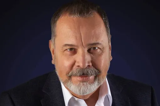 С умершим от тяжелой болезни телеведущим Алексеем Ковальковым попрощались в храме, где он венчался с женой: видео С умершим от тяжелой болезни телеведущим Алексеем Ковальковым попрощались в храме, где он венчался с женой: видео