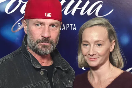 Татьяна Навка и Роман Костомаров с супругами появились на премьере фильма «Роднина» Татьяна Навка и Роман Костомаров с супругами появились на премьере фильма «Роднина»
