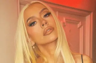 Экстремально похудевшая Кристина Агилера показала фигуру в платье без бюстгальтера с декольте до пупка