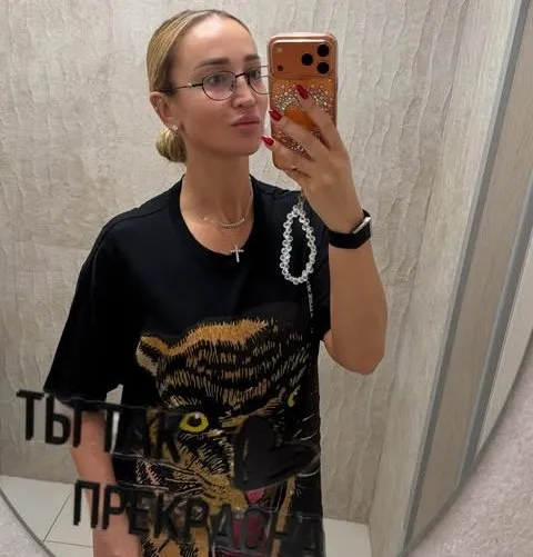 Ольга Бузова показала колено специалистам Ольга Бузова показала колено специалистам