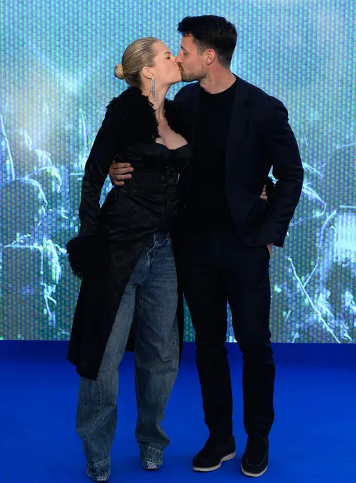 Лотти Мосс и Теми Калайцис обменялись поцелуем на камеру