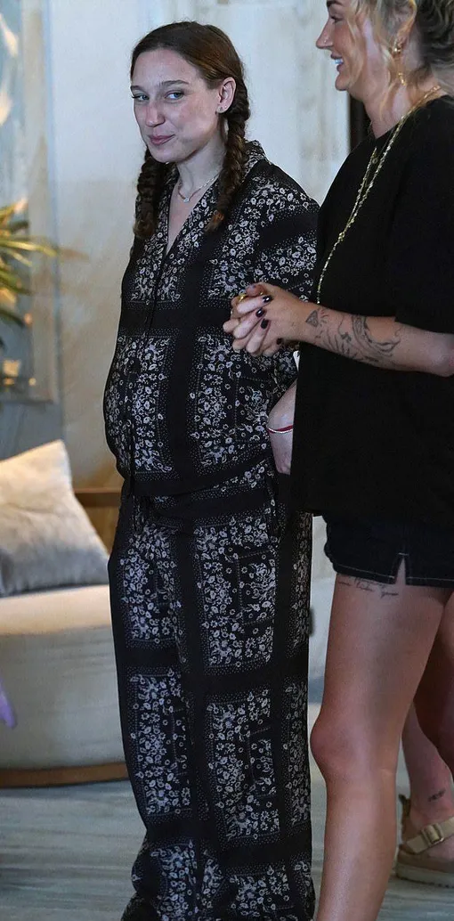 Ари Герхарт вышла в свет в комбинезоне с этническим узором