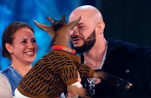 Джиган поцеловал козу на сцене Джиган поцеловал козу на сцене