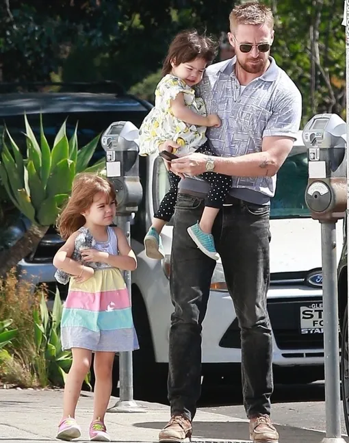 Райан Мендес с детьми