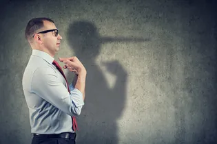 Как понять, что мужчина тебе врет: 3 совета журналистки, которая брала интервью у самых отъявленных лжецов