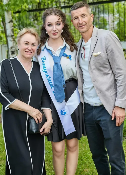 Вера Алдонина с бабушкой и отцом на выпускном