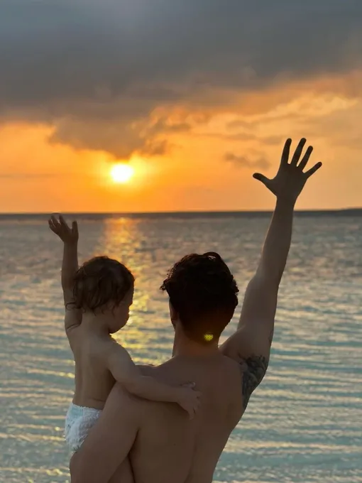 Милош Бикович с сыном Василием на Мальдивах Милош Бикович с сыном Василием на Мальдивах