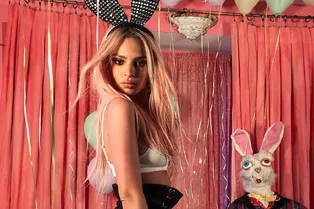 Эмили Ратаковски и Майли Сайрус показали откровенные фото в образе кролика Эмили Ратаковски и Майли Сайрус показали откровенные фото в образе кролика