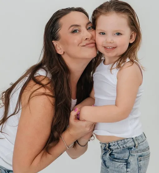 Наталья Фриске с трехлетней дочерью Наталья Фриске с трехлетней дочерью