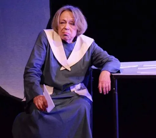 Тамара Скворцова в спектакле «Похороните меня за плинтусом»