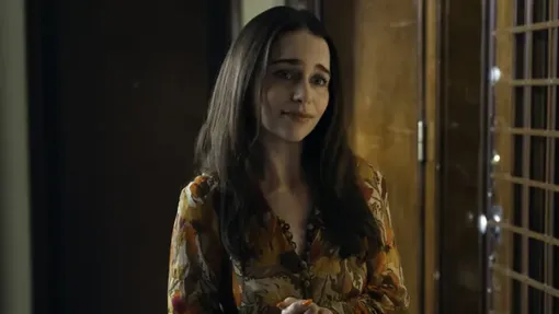 Эмилия Кларк сыграла роль секретаря американского посольства Эмилия Кларк сыграла роль секретаря американского посольства