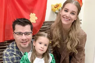 «Первый утренник»: Кристина Асмус показала нежное фото с мужем и дочерью «Первый утренник»: Кристина Асмус показала нежное фото с мужем и дочерью