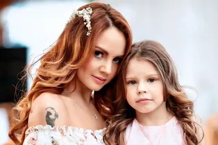 «Мамины красавицы»: дочери певицы МакSим впервые вышли на подиум «Мамины красавицы»: дочери певицы МакSим впервые вышли на подиум