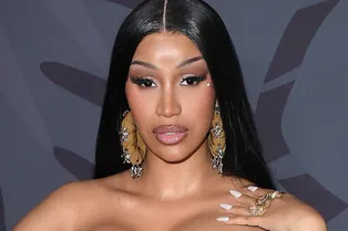 Очаровательная малышка играет с аксессуарами мамы: Карди Би впервые показала лицо младшей дочери Очаровательная малышка играет с аксессуарами мамы: Карди Би впервые показала лицо младшей дочери