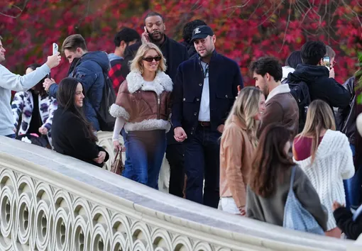 Сидни Суини и Скутер Браун в парке Нью-Йорка Сидни Суини и Скутер Браун в парке Нью-Йорка