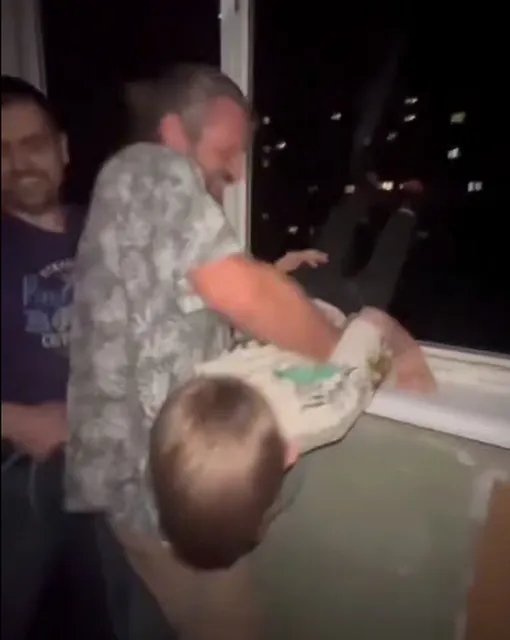 Взрослые устроили опасный аттракцион с участием ребенка