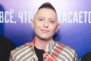 Лидер группы «Звери» Рома Зверь появился на премьере фильма «Всё, что тебя касается» Лидер группы «Звери» Рома Зверь появился на премьере фильма «Всё, что тебя касается»