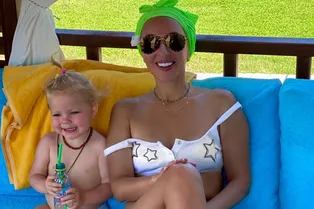 Красивая грудь и бронзовая кожа: Лера Кудрявцева в бикини понежилась у бассейна Красивая грудь и бронзовая кожа: Лера Кудрявцева в бикини понежилась у бассейна