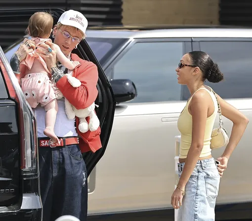 Колсон Бейкер с Сагой и Кейси